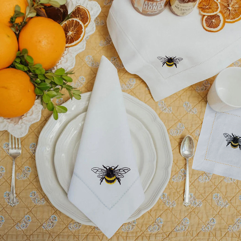 Monogrammed Handkerchief - @ Serviettes d'équation brodées, serviettes de