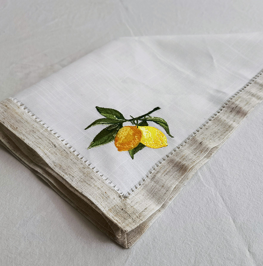 Nappe de table exquise brodée  - Monogrammed Handkerchief avis et prix