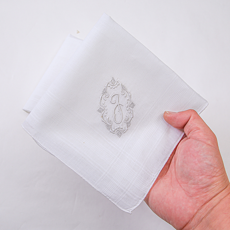 Mouchoir en pur lin brodé à la - Monogrammed Handkerchief avis et prix